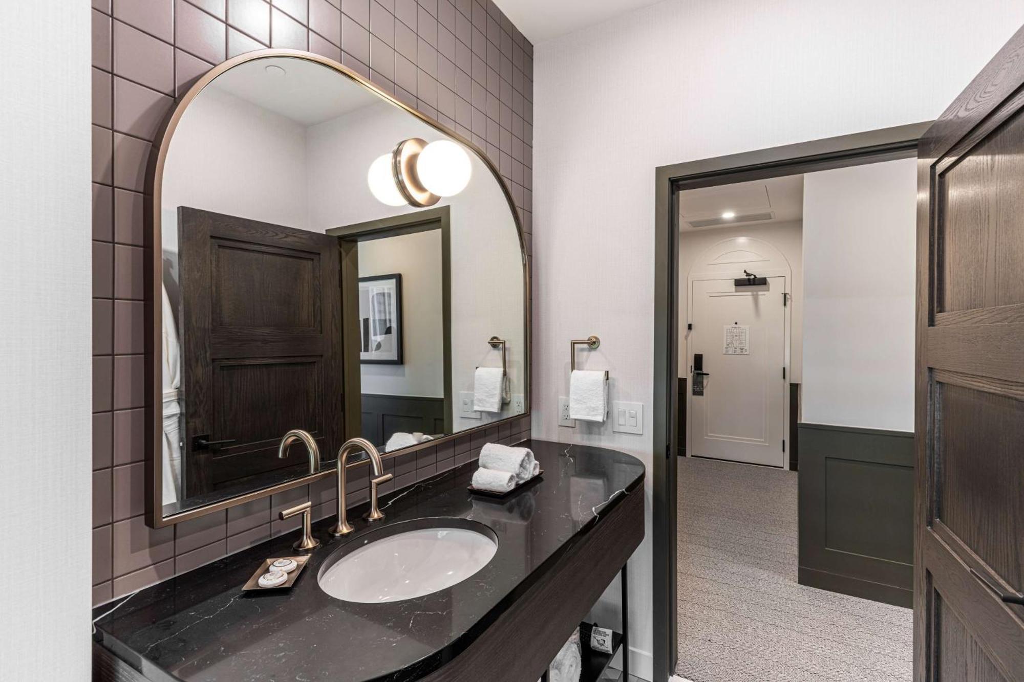 The Westley Calgary Downtown, Tapestry Collection By Hilton Hotel Kültér fotó